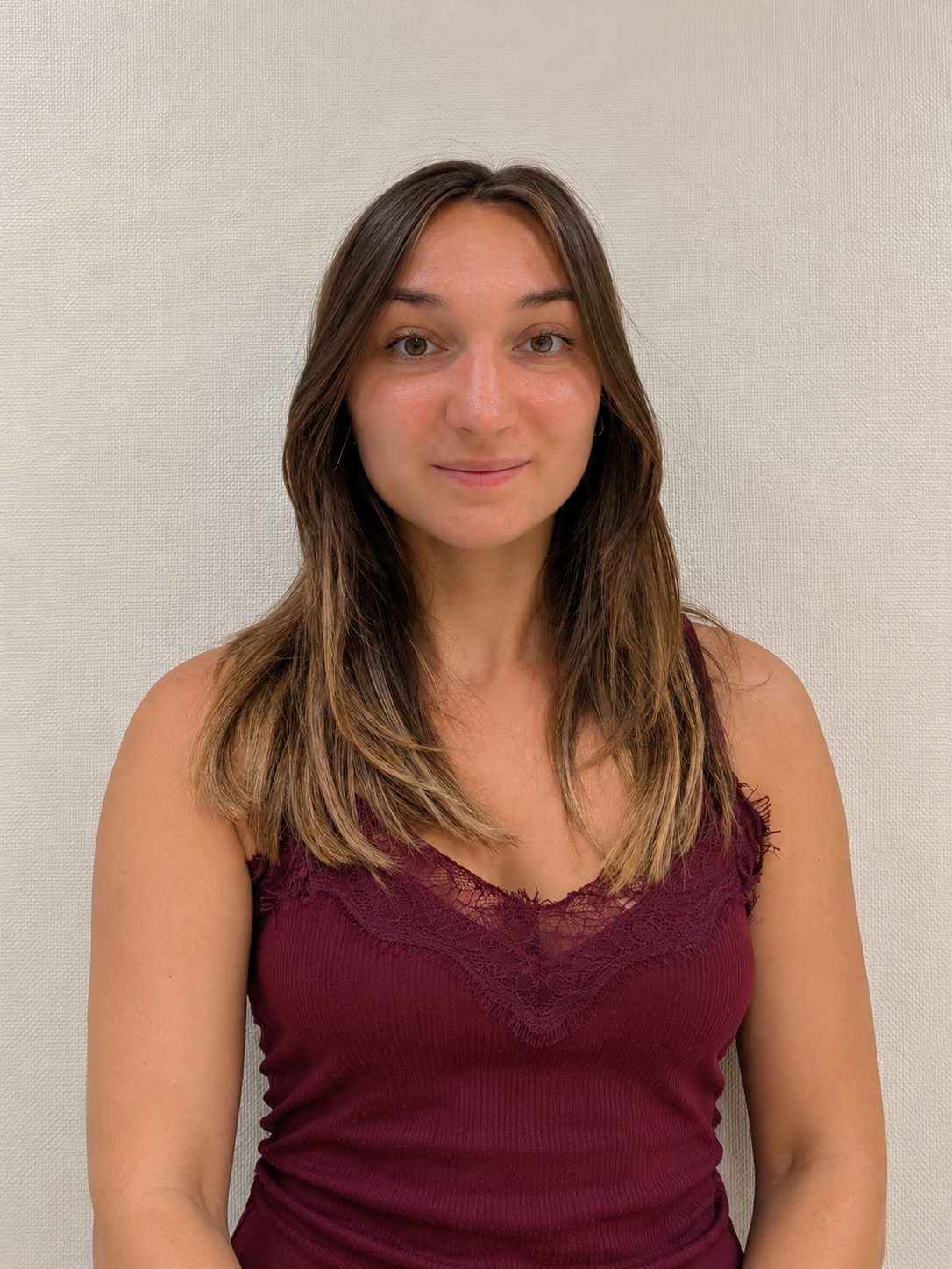 Portrait naturel en camisole bordeaux